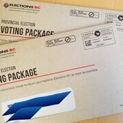 Des enveloppes de vote par la poste pour les élections de 2020 en Colombie-Britannique.