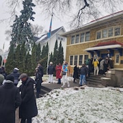 Des électeurs congolais devant leur ambassade à Ottawa.
