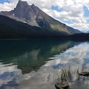 Le reflet d'une montagne sur un lac.
