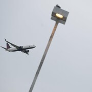 Un avion près de l’aéroport Pierre-Elliott-Trudeau à Montréal. 