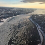 Vue aérienne du fleuve Saint-Laurent entre Lévis et Québec l'hiver.