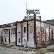 Une photo d'un bâtiment industriel abandonné.
