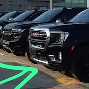 GMC Yukon XL 2022 dans un parc de stationnement de voitures d'occasion à Dubaï.