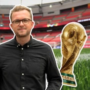 Montage photo du journaliste Corentin Mittet-Magnan devant un stade avec la Coupe du monde.