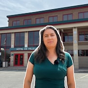 Annie-Claude Luneau devant l'hôtel de ville de Rouyn-Noranda.