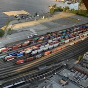 Des trains de marchandises sont à l'arrêt devant le port de Vancouver.