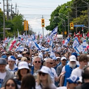 Des participants à la marche Walk With Israel.