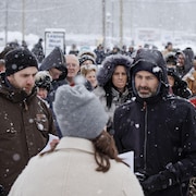 Des résidents en file à Walkerton pour s'inscrire, le 15 janvier 2025.