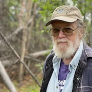 Portrait de Robert Humphries devant la forêt. 