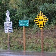 Une pancarte indique que Sault-Ste-Marie se trouve à 227 kilomètres. White River à 91. 
