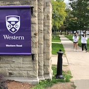 Deux étudiantes qui marchent sur le campus de l'Université Western.