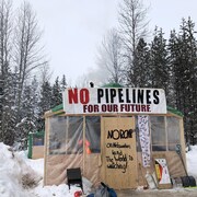 Un campement en opposition au projet de pipeline Coastal GasLink.