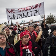Le chef héréditaire Ronnie West, au centre, en compagnie d'autres manifestants lors d'une marche de solidarité envers la Nation Wet'suwet'en, à Smithers, en C.-B.