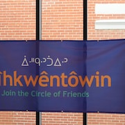 La pancarte a le nom proposée du nouveau quartier écris en langue crie et une traduction en anglais.
