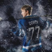 Photo stylisée d'un adolescent dans un chandail de hockey bleu au numéro 77.