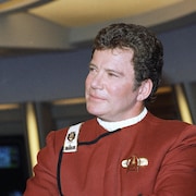William Shatner est vêtu de son uniforme du capitaine Kirk.