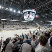 Les partisans des Jets de Winnipeg encouragent leur équipe alors qu'ils se préparent à affronter l'Avalanche du Colorado le 23 avril 2024.