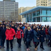 Des milliers de personnes marchant dans les rues d'Edmonton non loin de l'Assemblée législative en 2023. 
