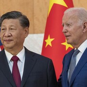 Joe Biden et Xi Jinping posent pour les journalistes.