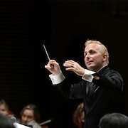 Le chef Yannick Nézet-Séguin dirige l'orchestre du Met au Lincoln Center le 14 février 2024.
