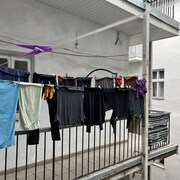 Des vêtements accrochés sur un balcon.