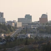 La fumée des feux de forêt sur Yellowknife le 18 août 2023. 