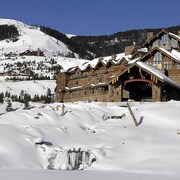 Vue d'un hôtel au sommet d'une montagne dans un centre de ski.