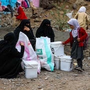 Un groupe de femmes et d'enfants déplacés en raison du conflit au Yémen.