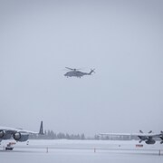 Des avions militaires qui ont participé à la recherche d'un objet aérien abattu au-dessus du Yukon, le 13 février 2023.
