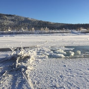 amoncellement de glace sur le fleuve devant Dawson