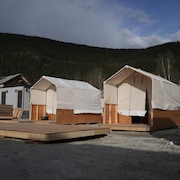 Deux tentes de prospecteur en construction à Dawson, le 10 mai 2024. 