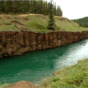 Paysage du Yukon avec rivière et rochers. 