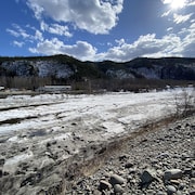 Cours d'eau couvert de glace avec des maisons sur la rive. Photo prise le 25 avril 2024.