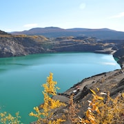 Un lac au creux de la mine à ciel ouvert.