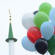 bouquet de ballons avec le minaret en arrière-plan