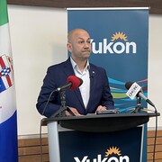 Ranj Pillai derrière un lutrin le 7 mai 2025.