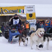 Un traîneau tiré par des chiens franchit la ligne de départ de la Yukon Quest le 19 février 2022.