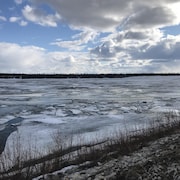 Une rivière où de la glace se brise et fond au printemps.