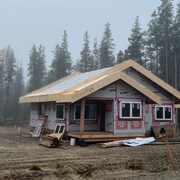Une maison en construction près de Watson Lake, octobre 2023. 