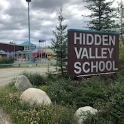 École et terrain de jeux avec une pancarte devant sur laquelle est écrit Hidden Valley School.