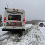 Un autobus est coincé sur une pente le 5 octobre 2023.