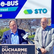 Yves Ducharme en conférence de presse lundi 6 mai 2024 avec le président du conseil d'administration de la Société de transport de l'Outaouais, Jocelyn Blondin.