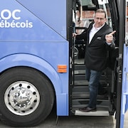 Yves-François Blanchet descend de son autobus de campagne.