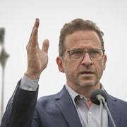 Yves-François Blanchet s'adresse au micro lors d'un point de presse.