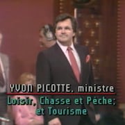 Yvon Picotte en train d'être assermenté à l'Assemblée nationale.