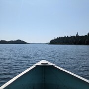 L'avant d'une chaloupe, sur un lac.