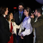 Le président Volodymyr Zelensky et son épouse Olena Zelenska, l’ambassadrice de l’Ukraine au Canada Yulia Kovaliv, la vice-première ministre Chrystia Freeland et le premier ministre Justin Trudeau