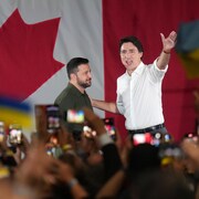 Justin Trudeau salue la foule aux côtés de Volodymyr Zelensky.