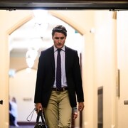 Justin Trudeau marche dans un corridor.