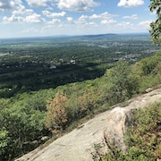 Le mont Saint-Hilaire, au printemps ou en &eacute;t&eacute;.